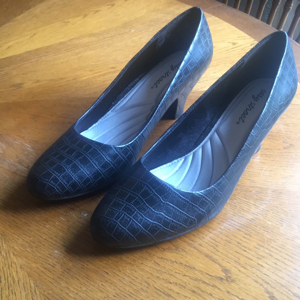 Ladies black heels size 10 w brand new